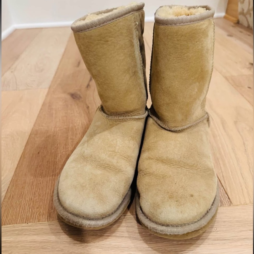 Women’s mid UGG BOOTS